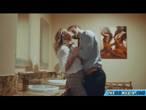❤️ Όταν μια πλούσια ξανθιά σε αποπλανεί σε μια δημόσια τουαλέτα ❤❌ Πόρνο